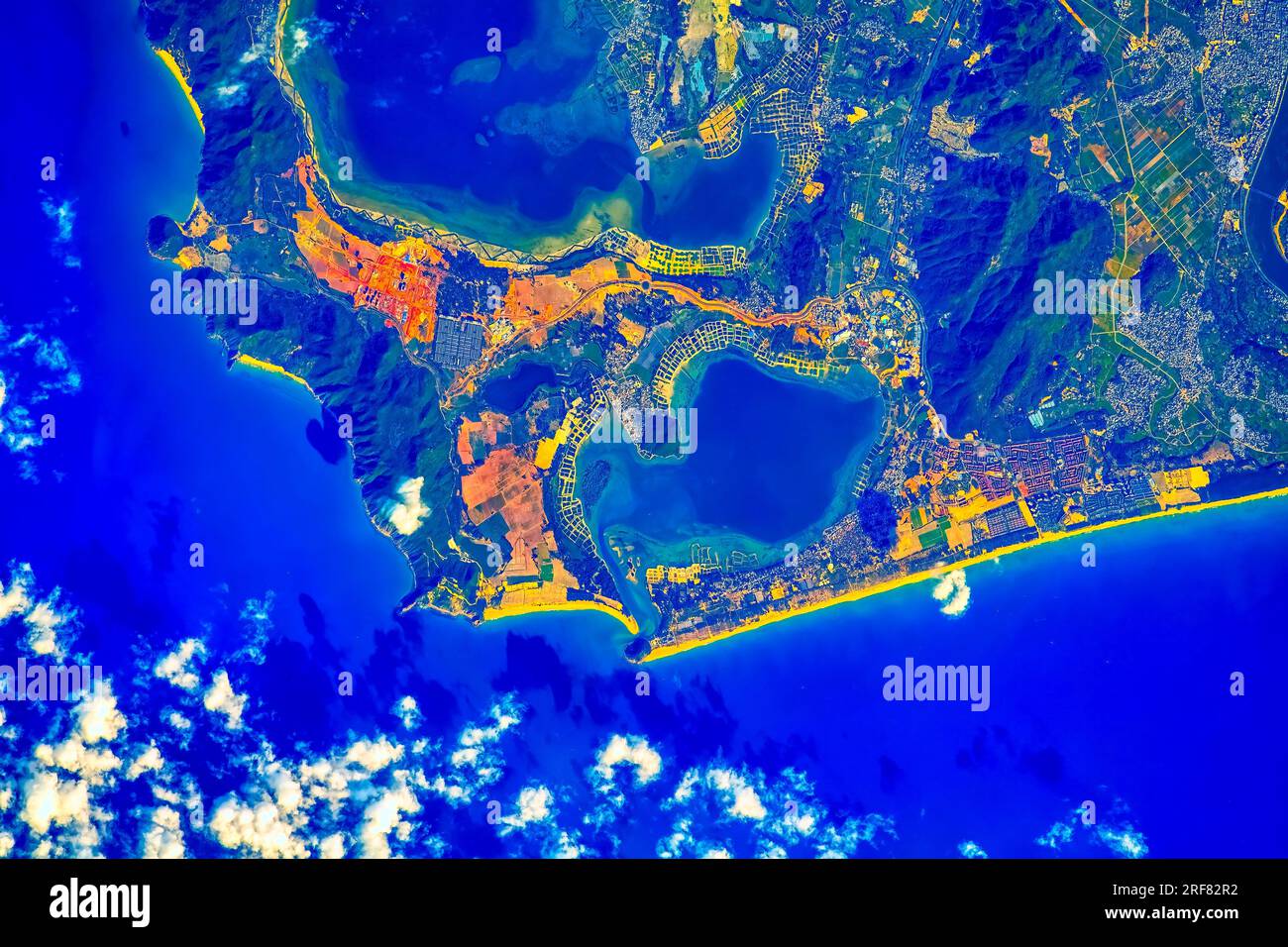 Gangmen Harbor und die Fischfarmen der Insel Hainan in Südchina. Digitale Verbesserung eines von der NASA bereitgestellten Bildes Stockfoto
