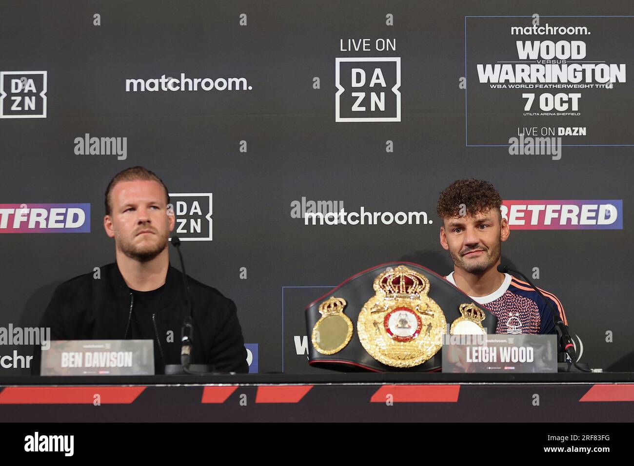 Leeds, Großbritannien. 01. Aug. 2023. Aspire (The Banking Hall), Leeds, West Yorkshire, 1. August 2022. Leigh Wood (R) neben Trainer Ben Davison (L) während der Leigh Wood gegen Josh Warrington Pressekonferenz Kredit: Touchlinepics/Alamy Live News Stockfoto