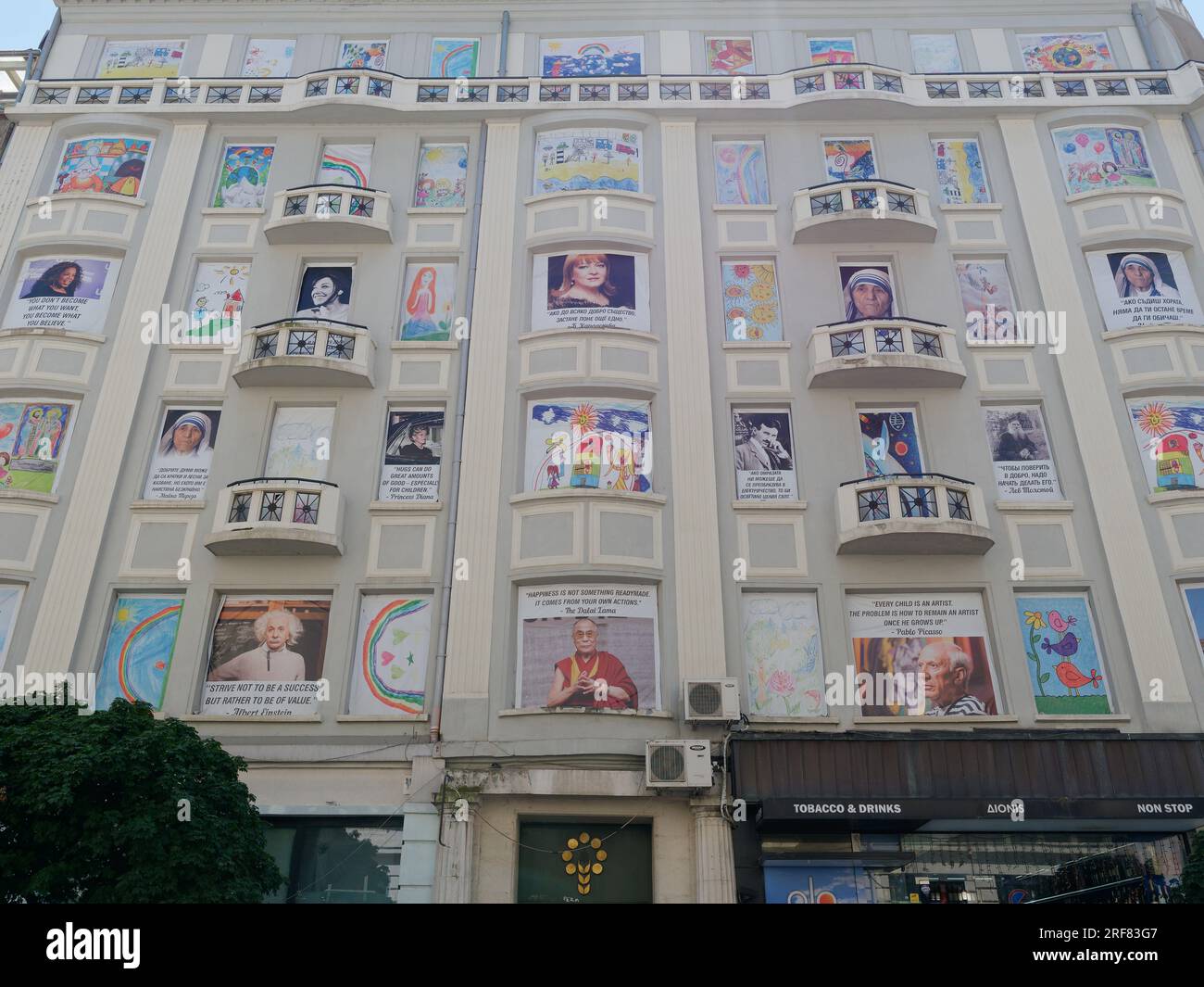 Zitate von berühmten Personen mit einem Foto der Person an der Seite eines Gebäudes in der Stadt Sofia, Bulgarien. August 2023. Stockfoto