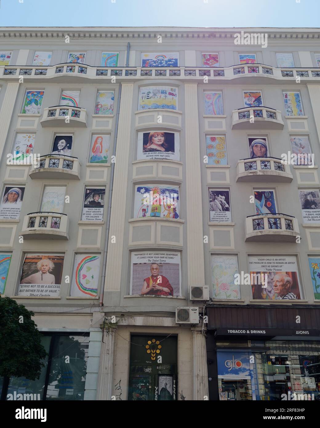 Zitate von berühmten Personen mit einem Foto der Person an der Seite eines Gebäudes in der Stadt Sofia, Bulgarien. August 2023. Stockfoto