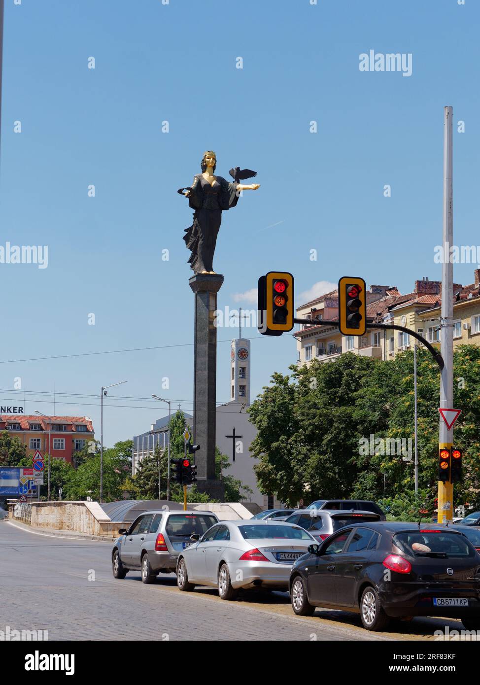 Statue der Sveta Sofia, auch bekannt als das Sofia-Denkmal in der Stadt Sofia, Bulgarien. August 2023. Der Verkehr unten hielt an der roten Ampel. Stockfoto