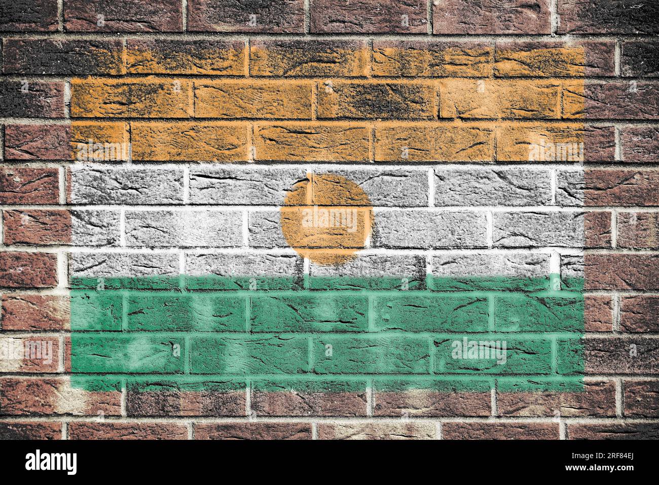 Nigerflagge auf altem Backsteinhintergrund Stockfoto