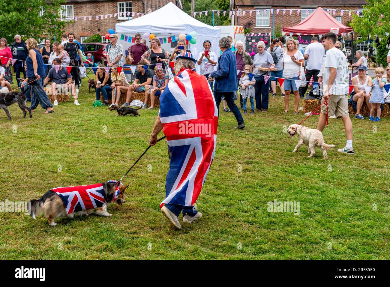Ein Hundebesitzer und ein Hund nehmen am Wettbewerb „A Dog that is Most Like their Owner“ auf dem Fairwarp Village Fete in Fairwarp, East Sussex, Großbritannien, Teil Stockfoto