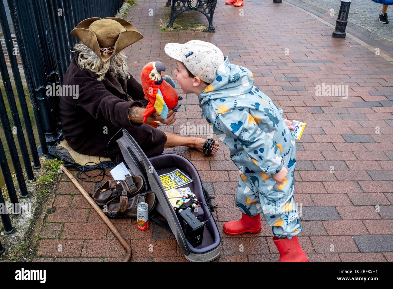 Ein Kind interagiert mit Einem Street Entertainer, High Street, Lewes, East Sussex, Großbritannien. Stockfoto