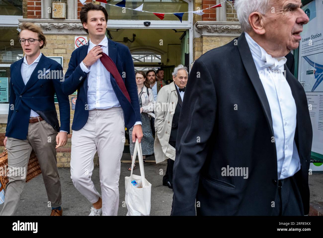 Opernfans kommen am Bahnhof Lewes von London auf dem Weg zum Glyndebourne Opera House, Lewes, East Sussex, Großbritannien, an. Stockfoto