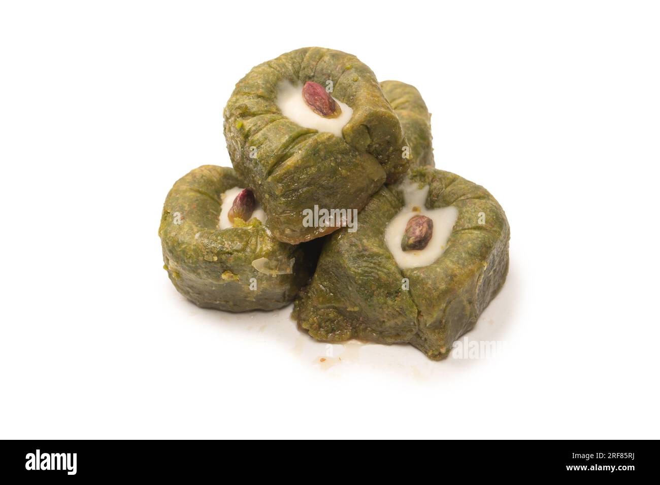 Türkische Pistazienbaklava isoliert auf weißem Hintergrund. Stockfoto