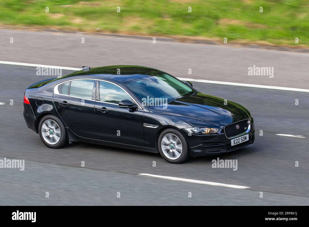 2016 Jaguar Xe Prestige D I4 2,0D 180 Start/Stop Black Car Limousine Diesel 1999 cm3 mit hoher Geschwindigkeit auf der Autobahn M6 im Großraum Manchester, Großbritannien Stockfoto