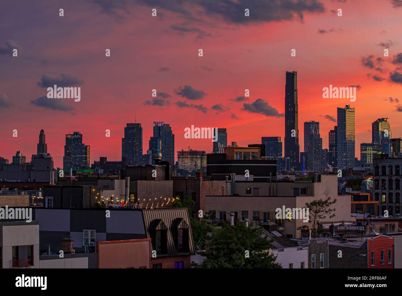 Blick auf Downtown Brooklyn & Brooklyn Tower von Williamsburg, Brooklyn, bei Sonnenuntergang im Sommer 2023. Stockfoto
