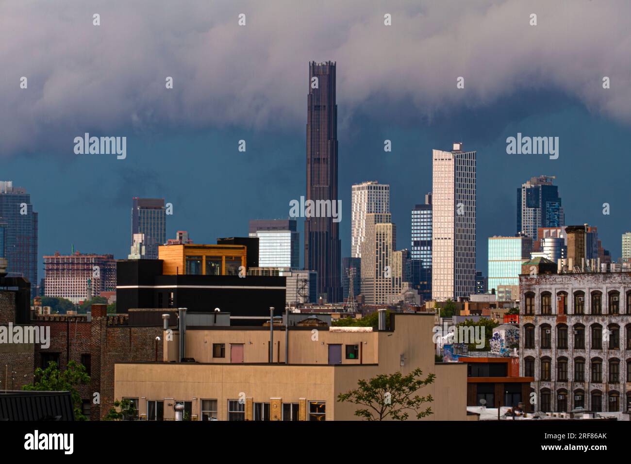 Blick auf Downtown Brooklyn & Brooklyn Tower von Williamsburg, Brooklyn, direkt vor einem Regensturm im Sommer 2023. Stockfoto