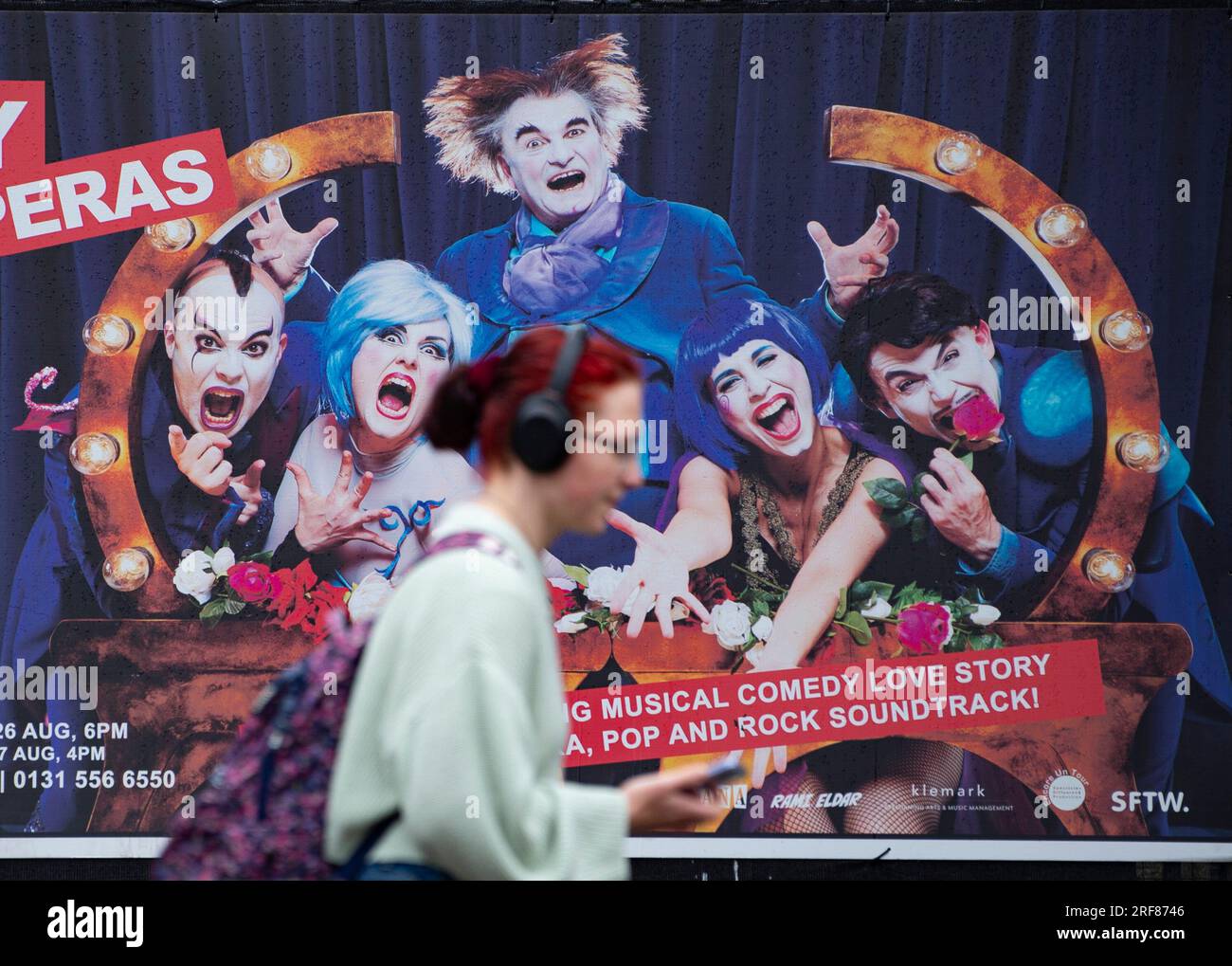 Edinburgh, Schottland, Großbritannien. 1. August 2023. Das Stadtzentrum von Edinburgh ist jetzt mit Plakaten und Plakaten bedeckt, die beim Fringe Festival, das am 4. August beginnt, gezeigt werden. Iain Masterton/Alamy Live News Stockfoto