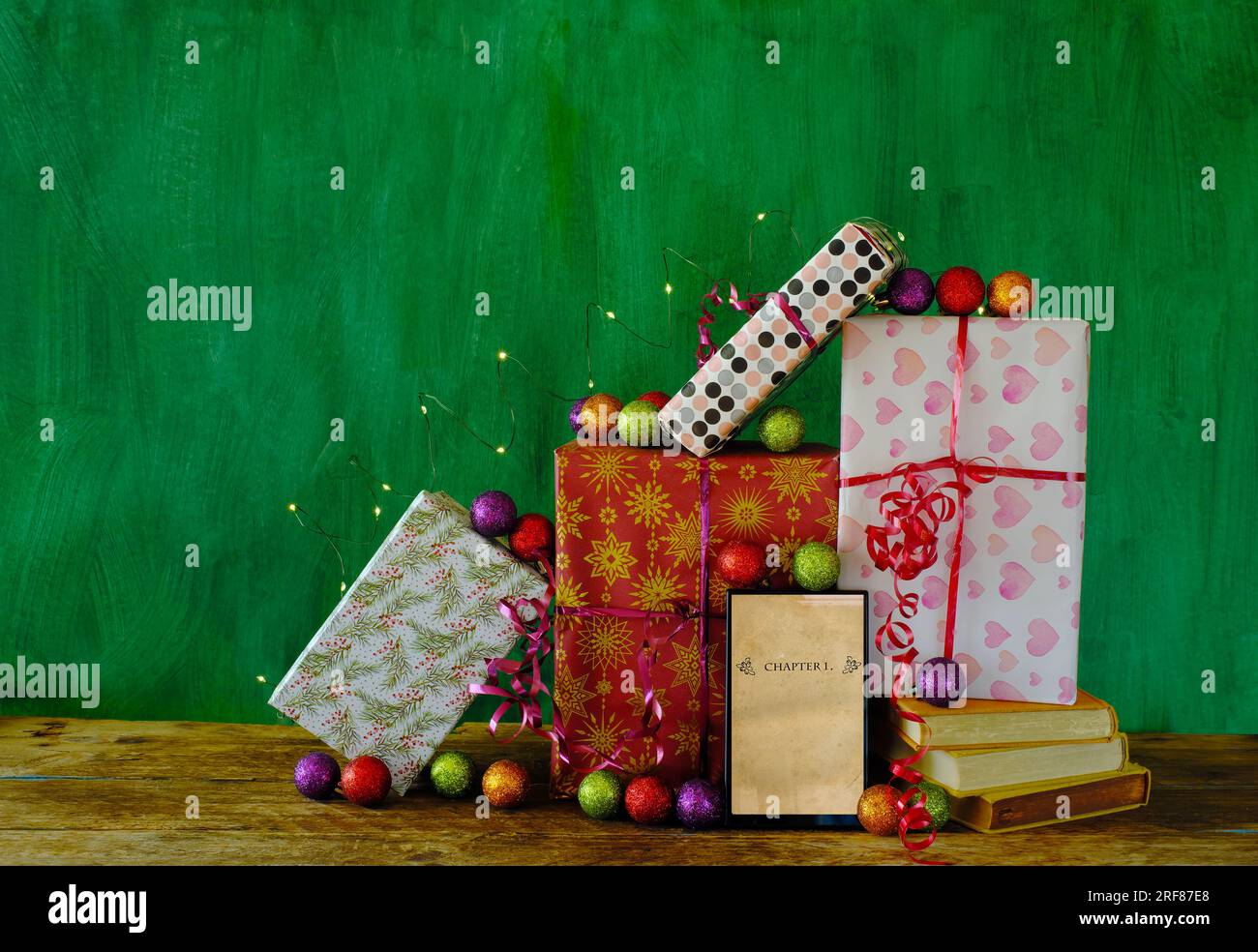 E-Bücher als weihnachtsgeschenk, Lesen, Literatur, Bildung, digitales Buch, E-Reader, weihnachtsbeleuchtung und Dekoration, kostenloser Kopierbereich Stockfoto