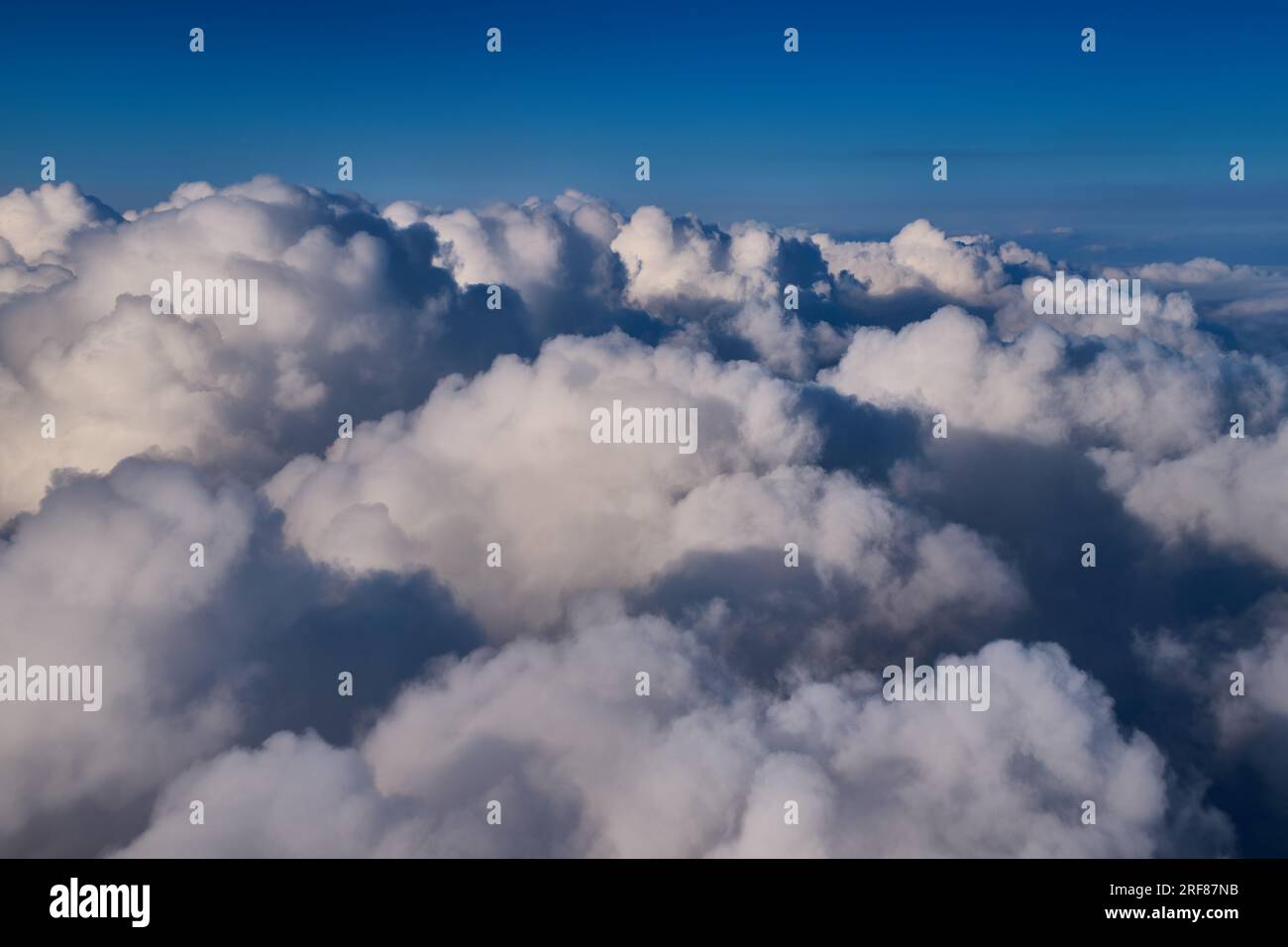 Wolken und Himmel schießen aus einem Flugzeug Stockfoto