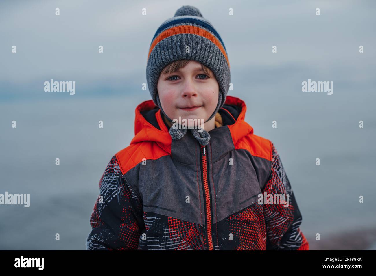 Winterporträt von Kindern auf Seehintergrund Stockfoto