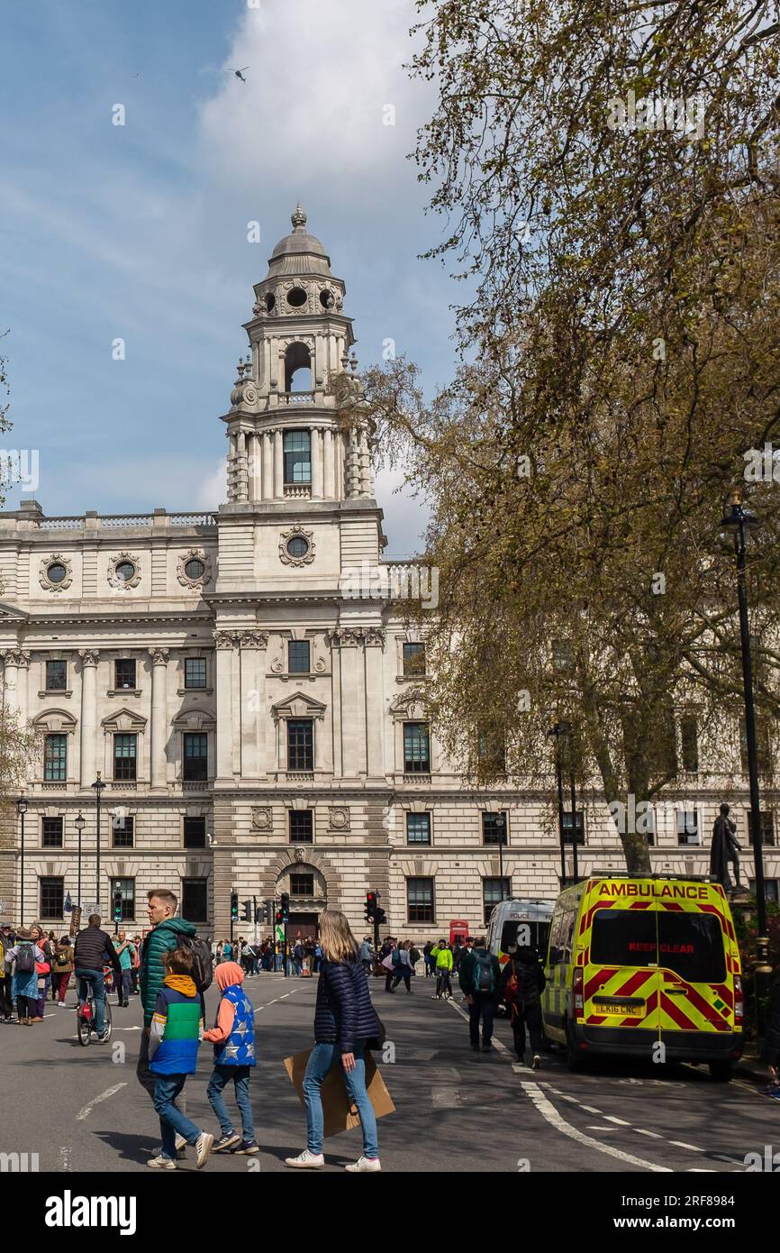 London, Großbritannien, 2023. Am Earth Day, Aktivisten vor den Regierungsgebäuden in Westminster während des Big One Klimaprotests (vertikal) Stockfoto