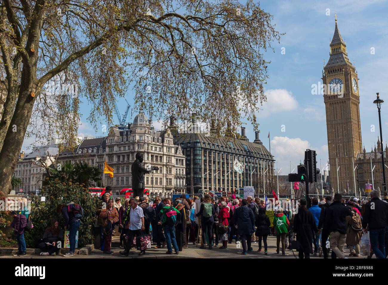 London, Großbritannien, 2023. Am Earth Day versammelten sich Demonstranten um die Statue von Nelson Mandela im Parliament Square Garden, mit Big Ben im Hintergrund Stockfoto