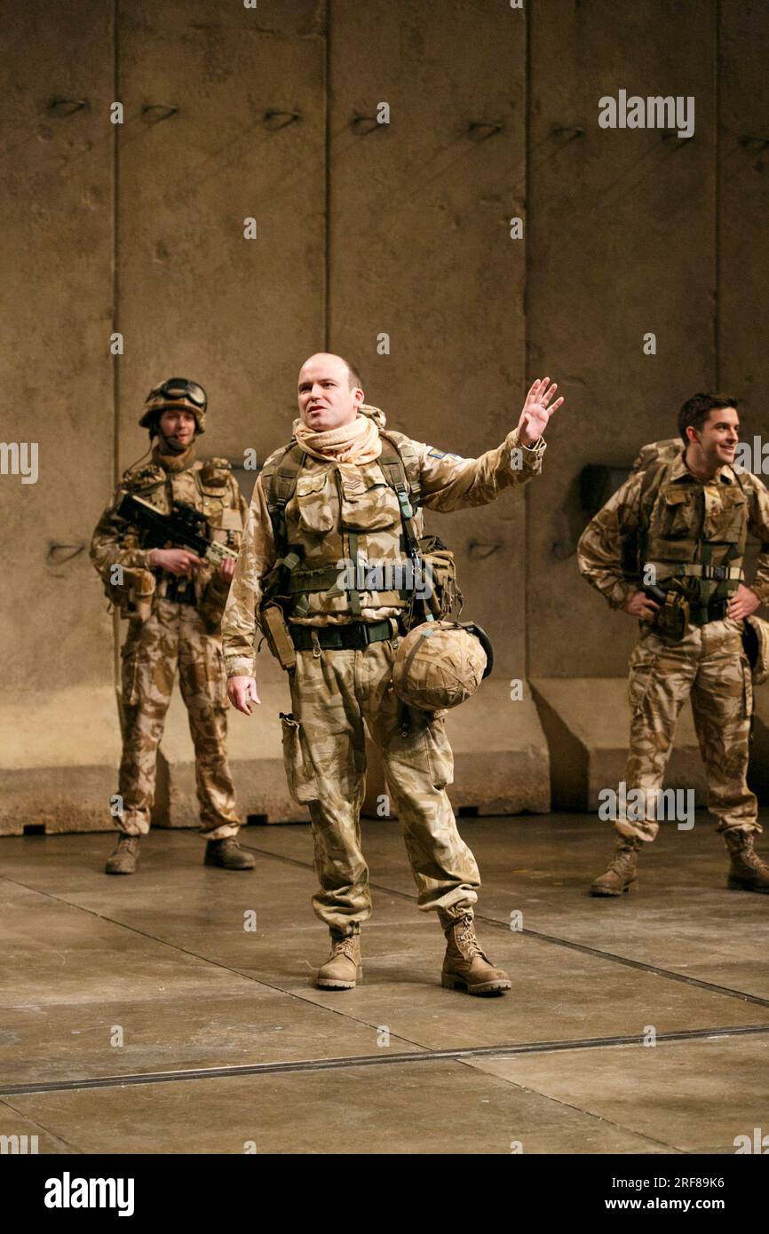 Mitte: Rory Kinnear (Iago) hinten rechts: Jonathan Bailey (Cassio) in OTHELLO von Shakespeare im Olivier Theatre, National Theatre (NT), London SE1 23/04/2013 Design: Vicki Mortimer Beleuchtung: Jon Clark Regisseur: Nicholas Hytner Stockfoto