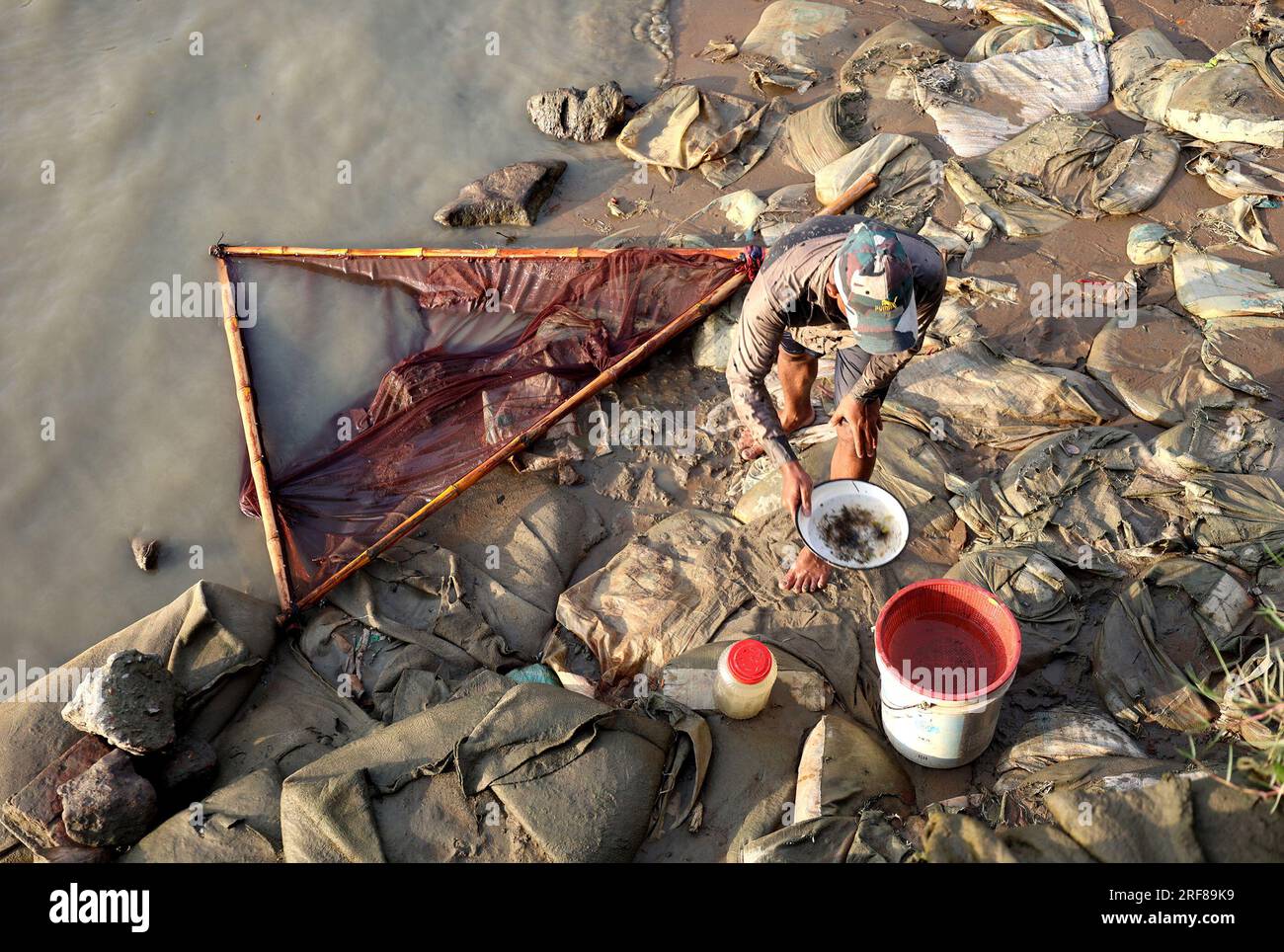 30. Juli 2023, Chittagong, Fluss Karnaphuli, Bangladesch: 1. August, 2023. Chittagong, Bangladesch: Im Gebiet Kalurghat des Flusses Karnaphuli in Bangladesch sammeln die Fischer Garnelenbraten in handgefertigten Netzen. ............. Das Ernten von Garnelen ist nach dem Fischereigesetz verboten. Trotz des illegalen Abbaus und Verkaufs von Braten.......................... Nach Ansicht von Fischerei- und Zoologieexperten gefährdet die Nutzung von Garnelenbrut auf diese Weise die biologische Vielfalt. Weil im Küstengebiet andere Arten von Braten durch die Sammler starben. (Kreditbild: © Mohammed Stockfoto