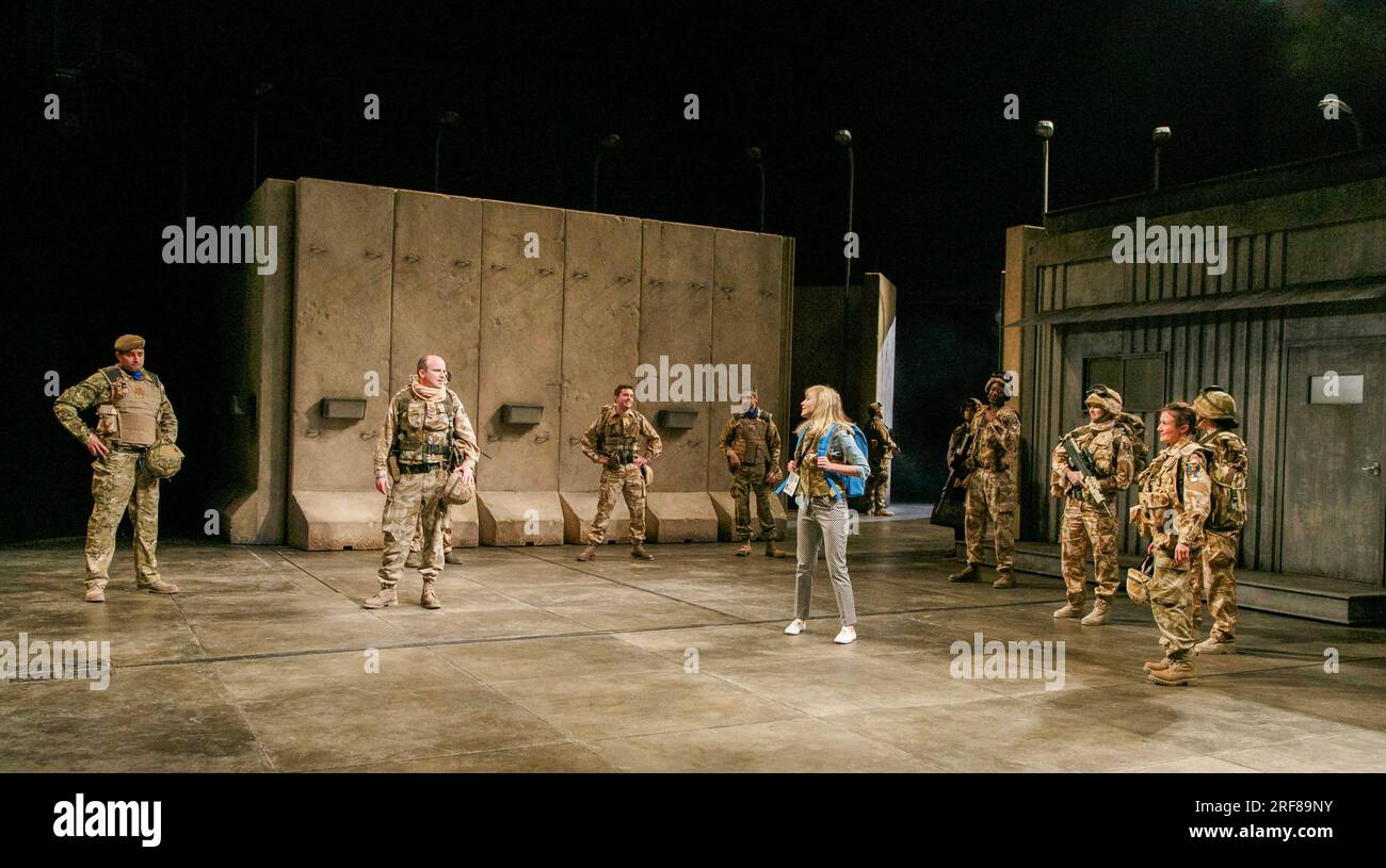 Vorne Mitte links: Rory Kinnear (Iago) hinten Mitte: Jonathan Bailey (Cassio) vorne Mitte rechts: Olivia Vinall (Desdemona) in OTHELLO von Shakespeare im Olivier Theatre, National Theatre (NT), London SE1 23/04/2013 Design: Vicki Mortimer Beleuchtung: Jon Clark Regisseur: Nicholas Hytner Stockfoto