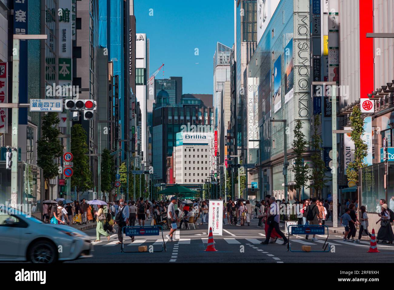 TOKIO, JAPAN - JULI 30 2023: Das exklusive und luxuriöse Einkaufsviertel Ginza, Tokio an einem heißen Sonntagnachmittag. Stockfoto