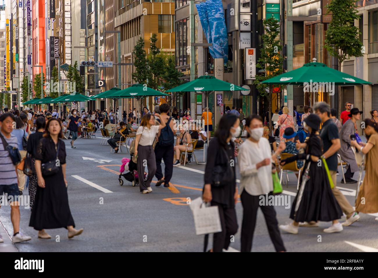 TOKIO, JAPAN - JULI 30 2023: Einkäufer auf den gesperrten Straßen von Ginza, dem luxuriösen Einkaufsviertel im Zentrum von Tokio Stockfoto