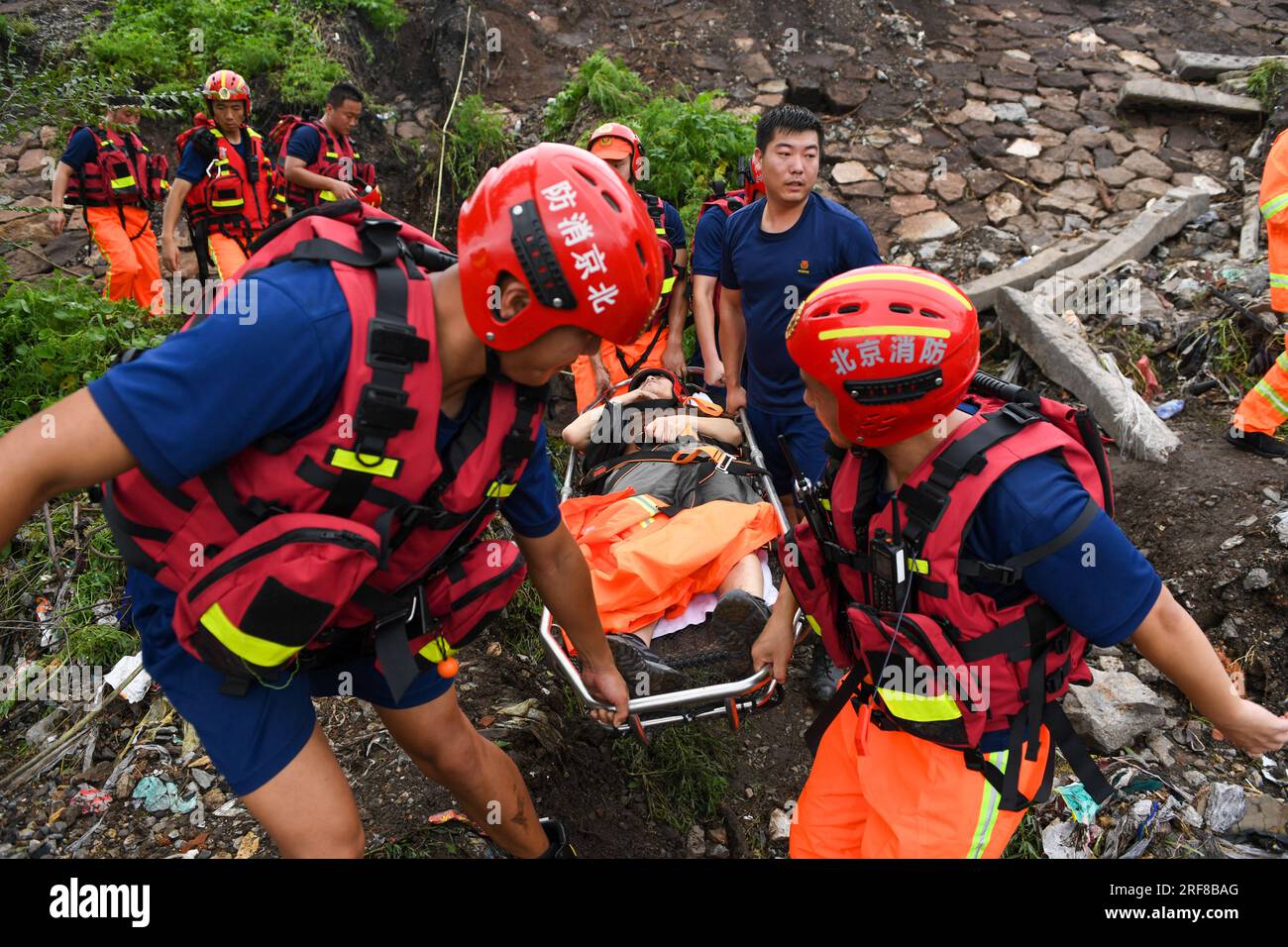 Peking, China. 1. Aug. 2023. Rettungskräfte verlegen einen verletzten Dorfbewohner im Dorf Shuiyuzui im von Flut betroffenen Bezirk Mentougou, Peking, Hauptstadt von China, 1. August 2023. Mehrere Bezirke in der Stadt, darunter der am schwersten betroffene Fangshan und Mentougou, hielten am Dienstag die höchste Alarmstufe für die Hochwasserkontrolle aufrecht, da die Regenfälle andauern werden, so die Hochwasserschutzbehörden der Stadt. Kredit: Ju Huanzong/Xinhua/Alamy Live News Stockfoto