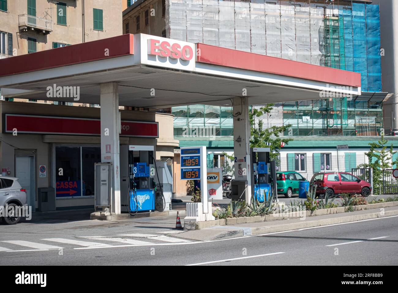 Savona, Italien - 4. Mai 2022: Esso-Tankstelle. Esso ist ein Handelsname für ExxonMobil. Stockfoto
