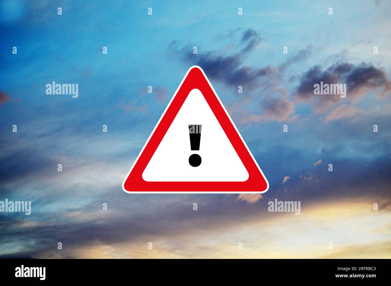 Text mit Ausrufezeichen auf Himmelshintergrund Stockfoto