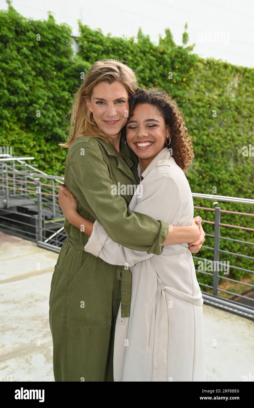 31. Juli 2023, Nordrhein-Westfalen, Köln: Schauspieler Bettine Langehein und Jess Maura , l-r, posieren mit der Star-Wahl unter uns auf der Fanversammlung der RTL-Serie unter uns. Foto: Horst Galuschka/dpa Stockfoto