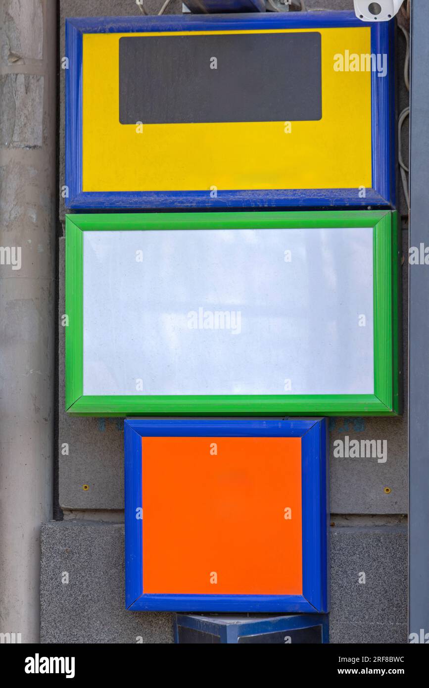 Drei leere Rahmen im Kopierbereich für externe Wand Stockfoto