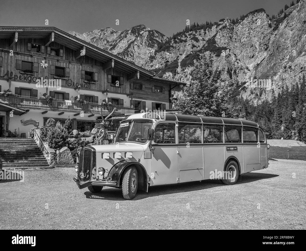 Nostalgischer Passagierbus der Gramai Alm aus den 1930er Jahren, der durch das Karwendal-Gebirge in der Nähe von Pertisau und dem Achensee im österreichischen Tirol fährt. Stockfoto