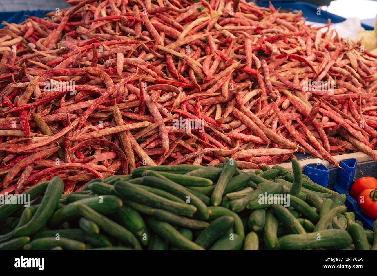 Verkauf roter Bohnen auf dem traditionellen türkischen Bauernmarkt, eine Theke gefüllt mit frischem Obst Stockfoto