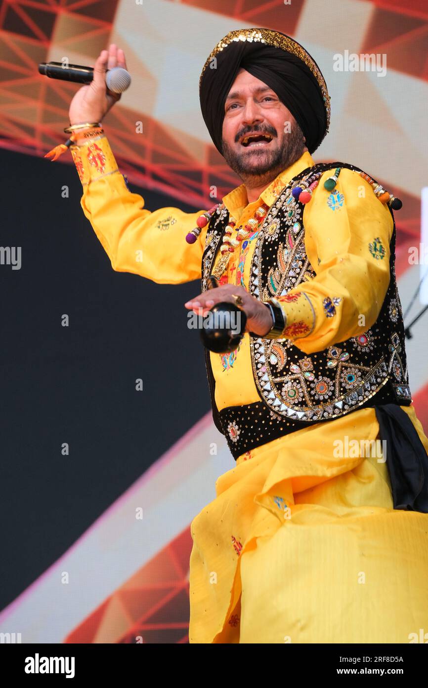 In England ansässiger Punjabi, Bhangra-Sänger, Malkit Singh tritt beim Womad Music Festival in Charlton Park, Großbritannien auf. 30. Juli 2023 Stockfoto