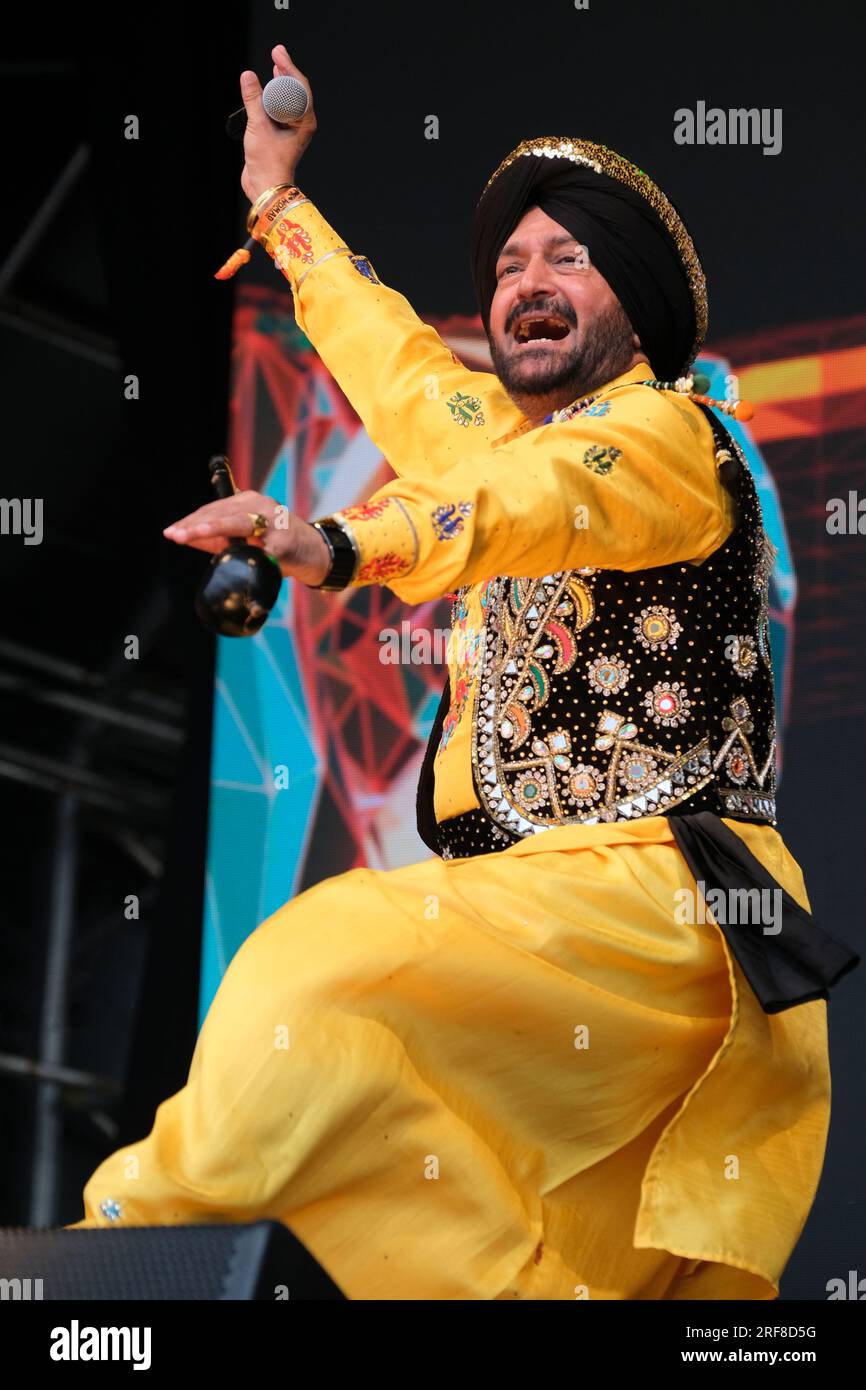 In England ansässiger Punjabi, Bhangra-Sänger, Malkit Singh tritt beim Womad Music Festival in Charlton Park, Großbritannien auf. 30. Juli 2023 Stockfoto