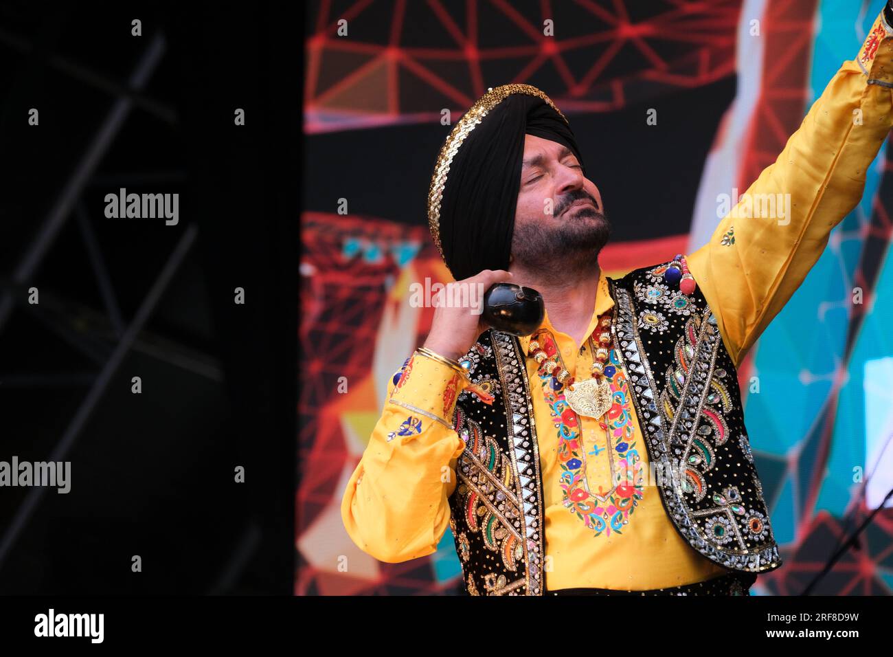 In England ansässiger Punjabi, Bhangra-Sänger, Malkit Singh tritt beim Womad Music Festival in Charlton Park, Großbritannien auf. 30. Juli 2023 Stockfoto