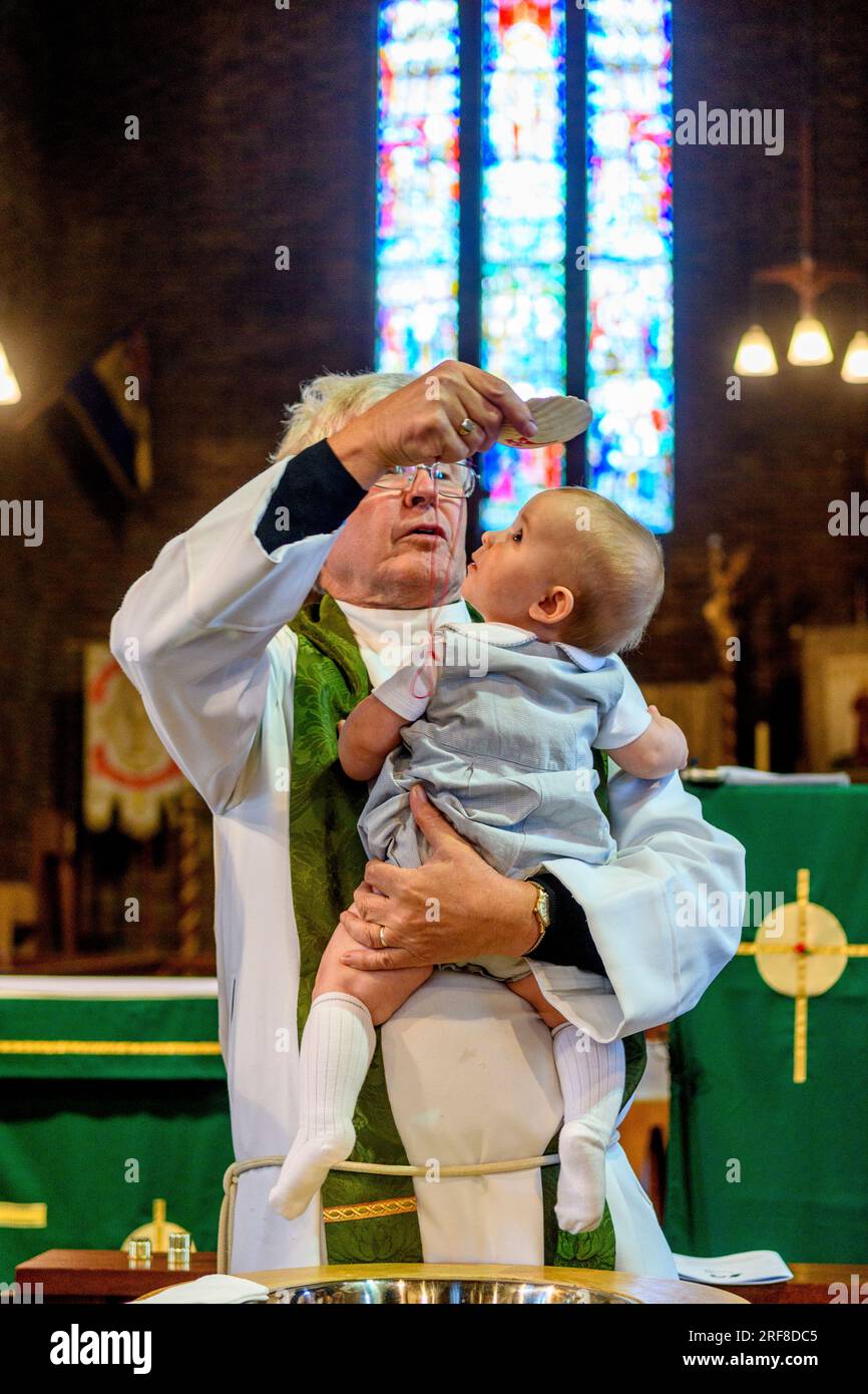 Das Baby wird getauft Stockfoto