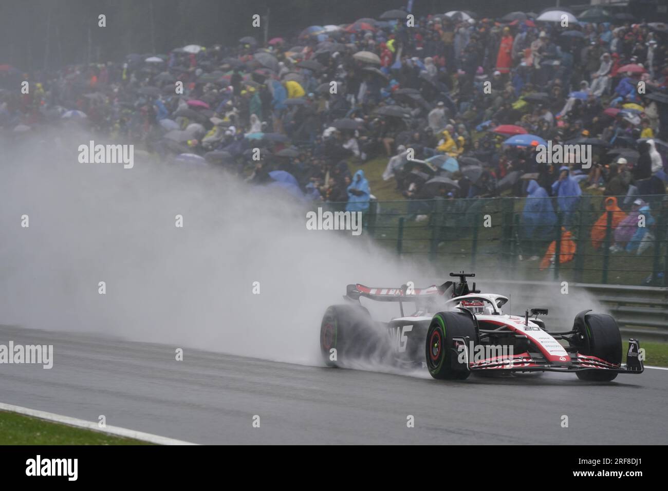 Kevin Magnussen von Danimark mit dem (20) MoneyGram Haas F1 Team VF-23 Ferrari während der Formel 1 MSC Cruises Belgischer Grand Prix 2023 am 30. Juli 2023 in Francorchamps, Belgien. Stockfoto