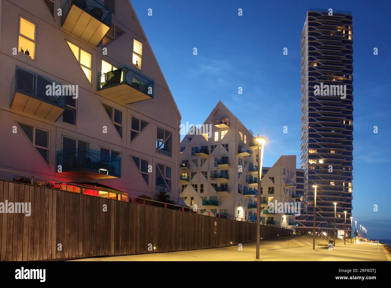 The Iceberg Houses (L) and Lighthouse 2,0 / Fyrtårnet (L), Aarhus docklands, Dänemark. Stockfoto