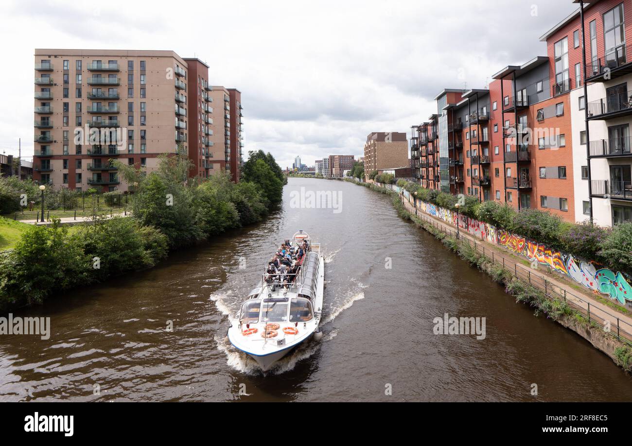 Vergnügungsboot auf dem Fluss Irwell. Der Fluss teilt Salford und Manchester und führt durch das Stadtzentrum. Stockfoto