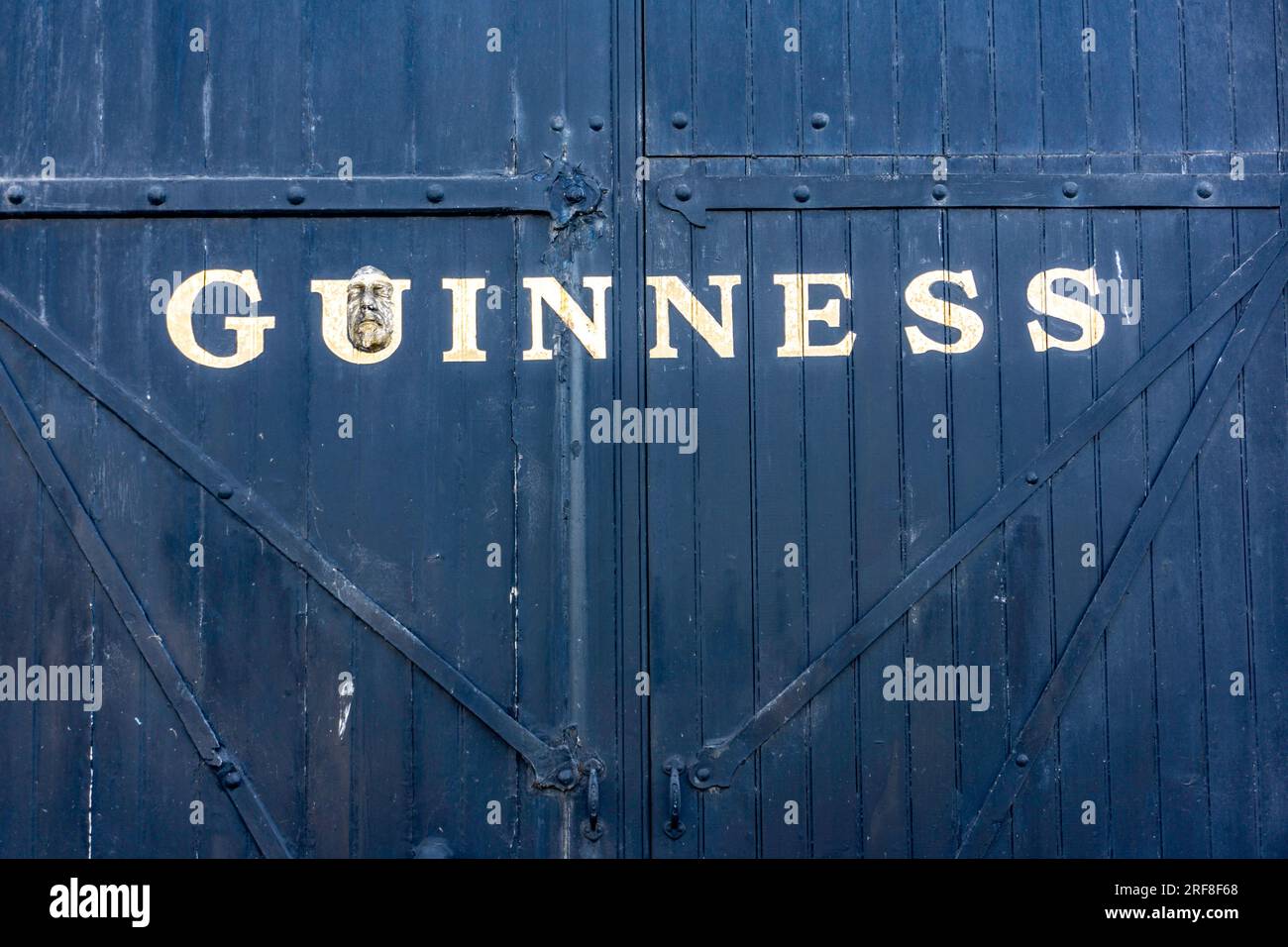 Ein Guinness-Schild in der Thomas Street Dublin, Irland, mit einem Gesicht. Stockfoto
