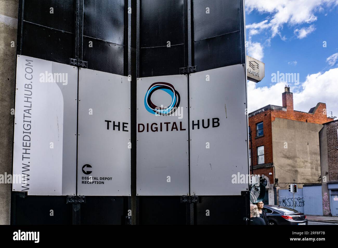 Beschilderung für den Dgitall Hub Complex in der Thomas Street, Dublin, Irland, mit einer Gruppe von Technologie-, digitalen Medien- und Internetunternehmen. Stockfoto