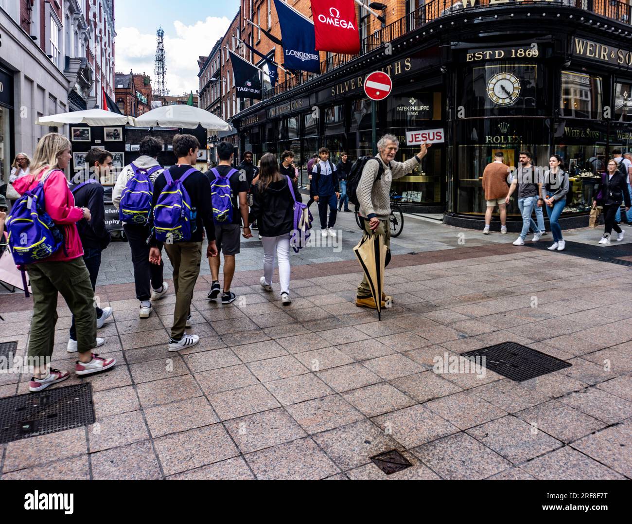 Ein Mann mit einem Schild für JESUS in der Grafton Street, Dublin, Irland. Stockfoto