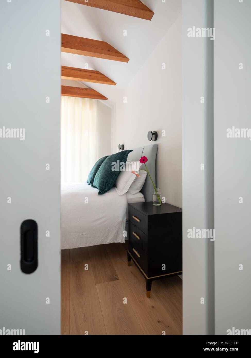 Ein Schlafzimmer mit Blick durch eine offene Tür. Stockfoto
