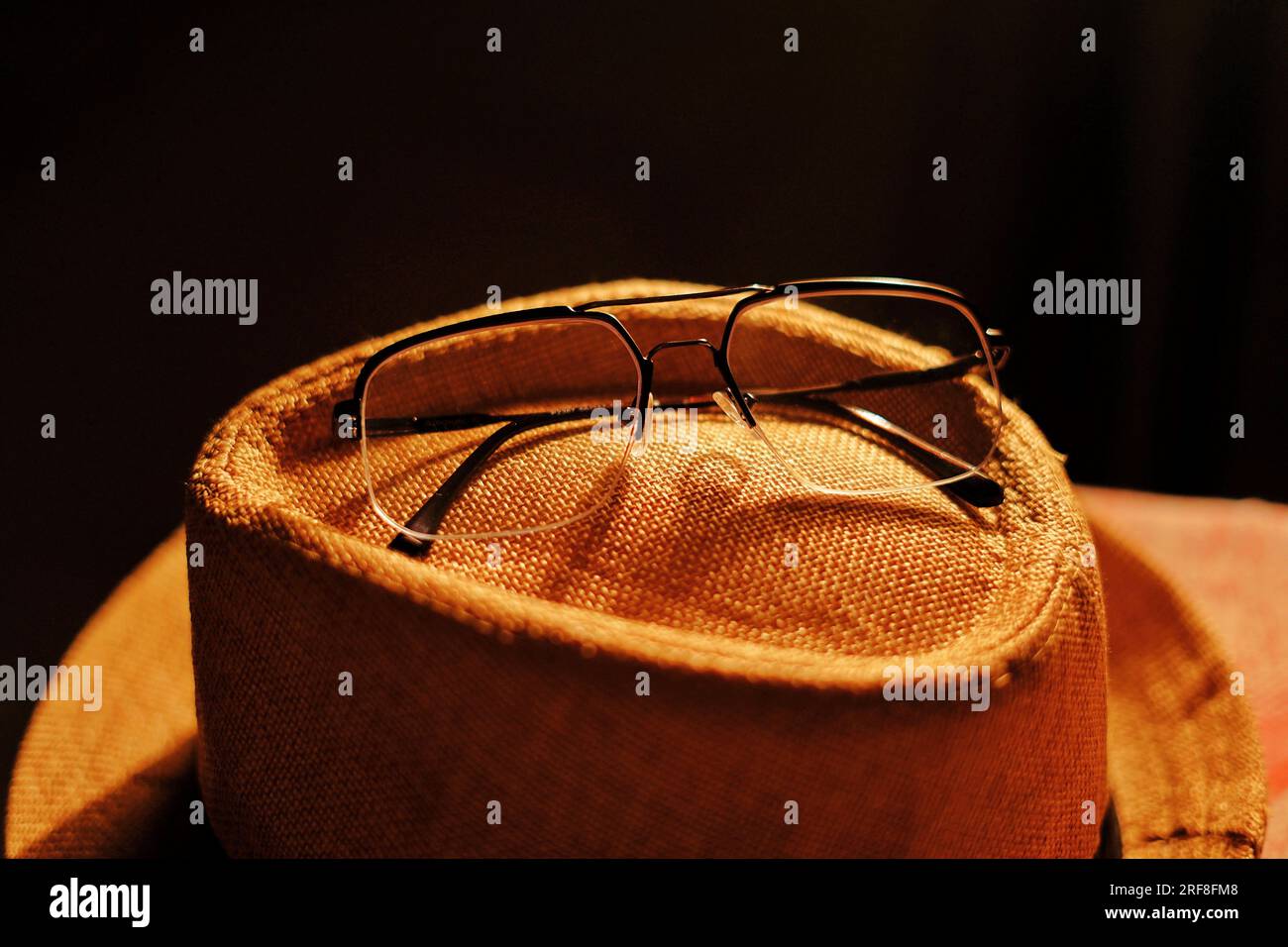 Eine Augenbrille auf dem Hut verleiht den Sommeratmosphäre. Stockfoto