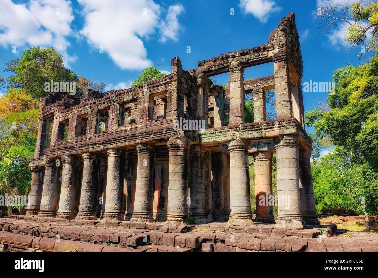 Zeitlose Eleganz: Alte Kolonnaden, Ruinen eines Khmer-Gebäudes mit majestätischen Säulen, Preah Khan. Stockfoto
