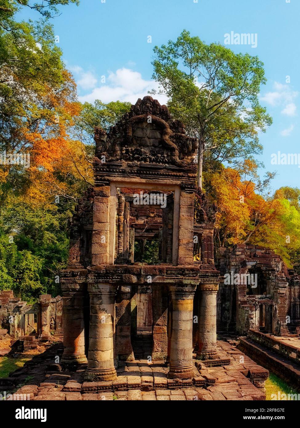 Zeitlose Pracht: Antike Ruinen der Khmer-Tempel, ein Zeugnis der antiken kambodschanischen Architektur und ein mittelalterliches historisches Denkmal. Stockfoto