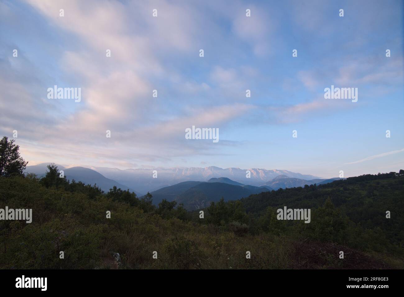 Landschaft der Sierra del Cadi, vor den Pyrenäen. Paisaje de la sierra del Cadi, Prepirineos Stockfoto