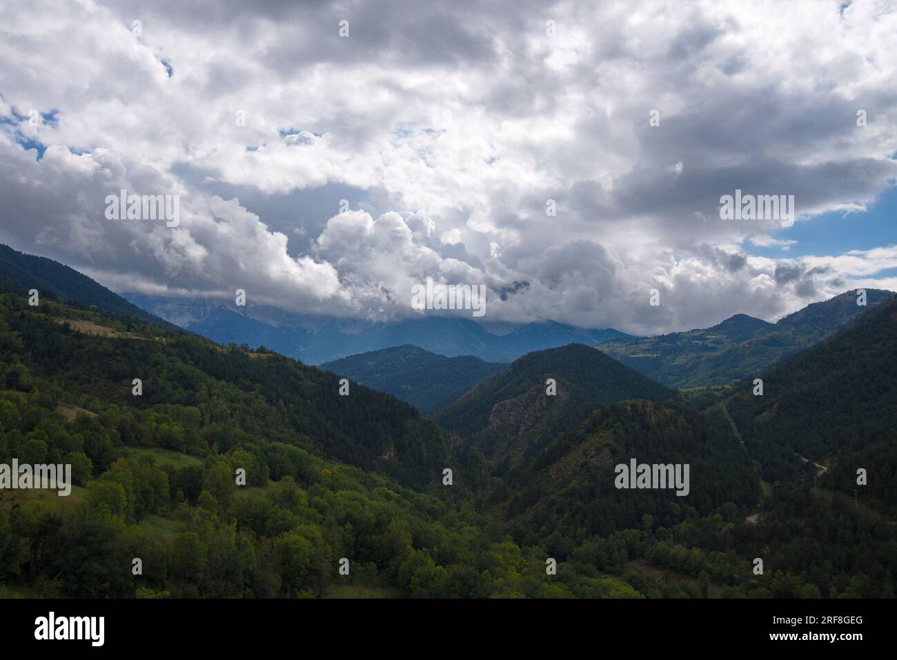 Landschaft der Sierra del Cadi, vor den Pyrenäen. Paisaje de la sierra del Cadi, Prepirineos Stockfoto