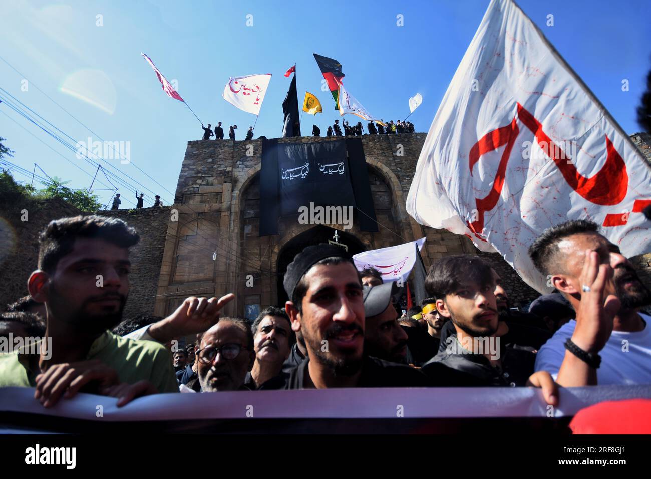 Srinagar, Indien. 26. Juli 2023. (7/26/2023) schiitische Moslems aus kaschmir schwenken eine Flagge mit dem Bild von Qasem Soleiman, einem ermordeten iranischen Befehlshaber während einer Prozession am siebten Tag von Ashura während des Islamischen Monats Muharram, der der Ermordung des Enkels von Prophet Mohammed Imam Hussein im siebten Jahrhundert am 26. Juli 2023 in Srinagar gedenkt. (Foto: Mubashir Hassan/Pacific Press/Sipa USA) Guthaben: SIPA USA/Alamy Live News Stockfoto