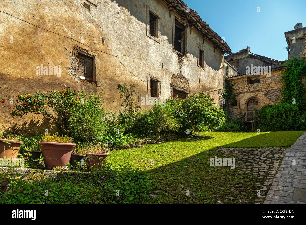 Bauernhaus aus Stein, spontane rustikale Architektur in Preturo. Provinz L'Aquila, Abruzzen Stockfoto