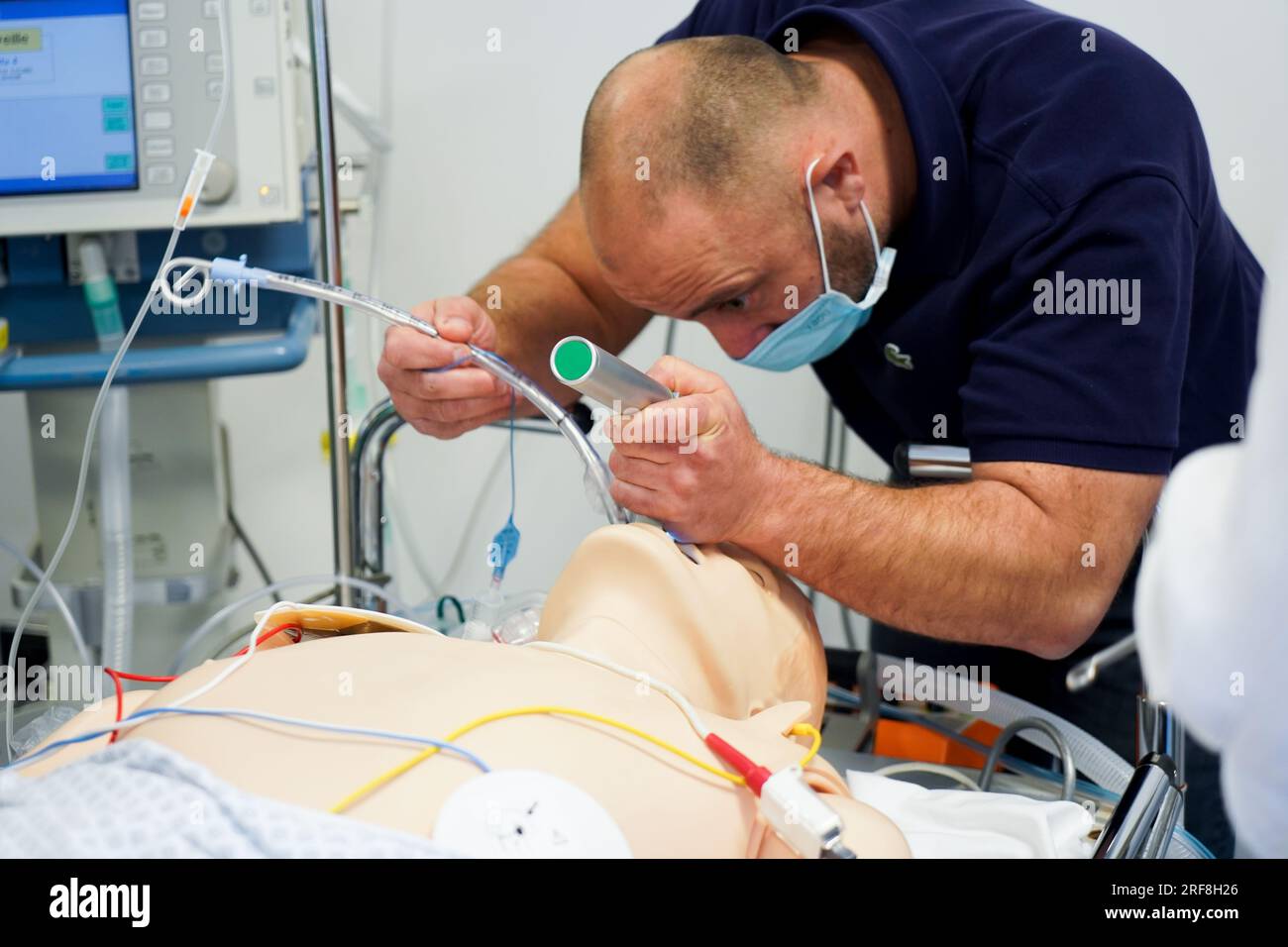 Krankenschwestern und Notfallschwestern werden an der Medizinischen Fakultät in Notfallverfahren und Wiederbelebung geschult. Stockfoto